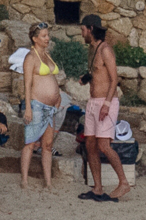 Exclusif - Kate Hudson, enceinte, avec son compagnon Danny Fujikawa et des amis sur la plage de Skiathos. Kurt Russell et sa femme Goldie Hawn les ont rejoint sur la plage. Grèce, le 19 juin 2018.