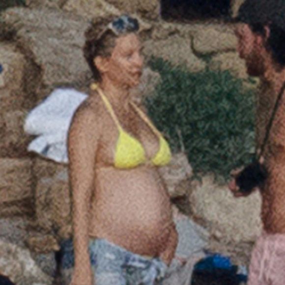 Exclusif - Kate Hudson, enceinte, avec son compagnon Danny Fujikawa et des amis sur la plage de Skiathos. Kurt Russell et sa femme Goldie Hawn les ont rejoint sur la plage. Grèce, le 19 juin 2018.