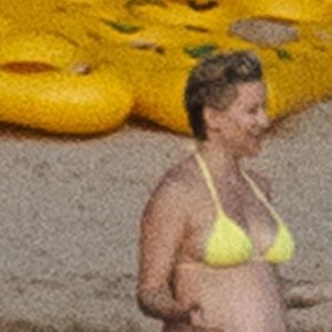 Exclusif - Kate Hudson, enceinte, avec son compagnon Danny Fujikawa et des amis sur la plage de Skiathos. Kurt Russell et sa femme Goldie Hawn les ont rejoint sur la plage. Grèce, le 19 juin 2018.