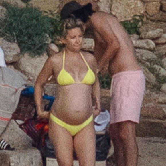 Exclusif - Kate Hudson, enceinte, avec son compagnon Danny Fujikawa et des amis sur la plage de Skiathos. Kurt Russell et sa femme Goldie Hawn les ont rejoint sur la plage. Grèce, le 19 juin 2018.