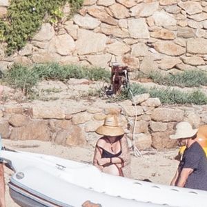 Exclusif - Kate Hudson, enceinte, avec son compagnon Danny Fujikawa et des amis sur la plage de Skiathos. Kurt Russell et sa femme Goldie Hawn les ont rejoint sur la plage. Grèce, le 19 juin 2018.