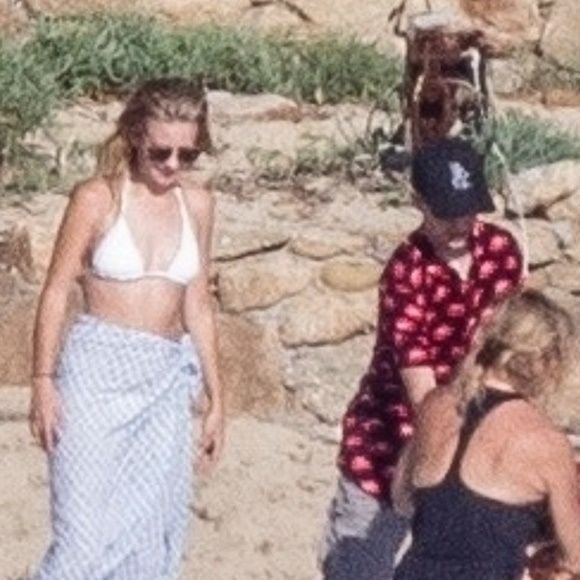 Exclusif - Kate Hudson, enceinte, avec son compagnon Danny Fujikawa et des amis sur la plage de Skiathos. Kurt Russell et sa femme Goldie Hawn les ont rejoint sur la plage. Grèce, le 19 juin 2018.