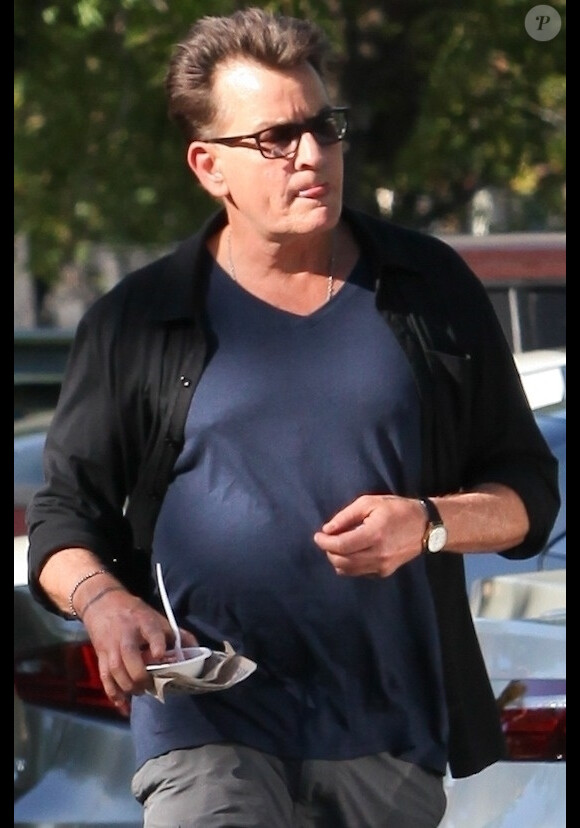 Exclusif - Charlie Sheen est allé faire du shopping chez Lu Lu Lemon avec sa fille Sam et une de ses amies à Calabasas, le 25 juin 2018