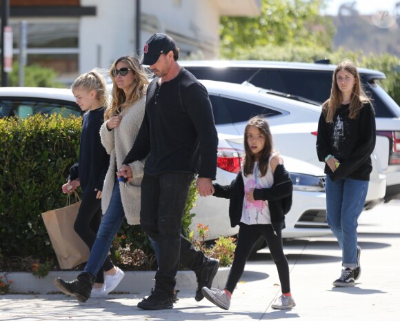 Exclusif - Denise Richards avec son compagnon Aaron Phypers et ses filles Sam Sheen, Lola Rose Sheen et Eloise Richards à Malibu, le 13 mai 2018