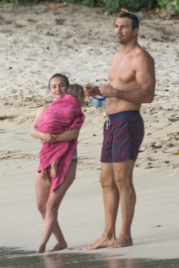 Exclusif - Hayden Panettiere profite d'une belle journée ensoleillée avec son fiancé Wladimir Klitschko et sa fille Kaya sur une plage de Bridgetown à la Barbade, le 19 février 2018