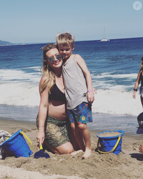 Hilary Duff, enceinte et son fils Luca. Juillet 2018.