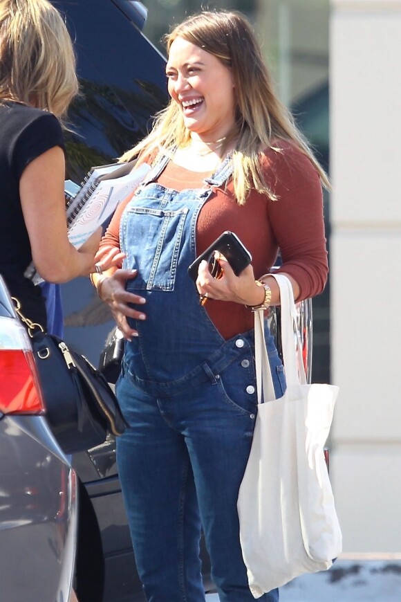 Exclusif - Hilary Duff, enceinte, dépose son fils Luca à son ex mari Mike Comrie à Los Angeles le 2 août 2018.