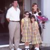 Le prince Andrew et Sarah Ferguson, duchesse d'York, avec leurs filles la princesse Beatrice et la princesse Eugenie d'York, en juillet 1998 dans le Surrey.