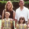 Le prince Andrew et Sarah Ferguson, duchesse d'York, avec leurs filles la princesse Beatrice et la princesse Eugenie d'York, en juillet 1998 dans le Surrey.