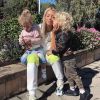 Tammy Hembrow et ses 2 enfants. Juillet 2018.
