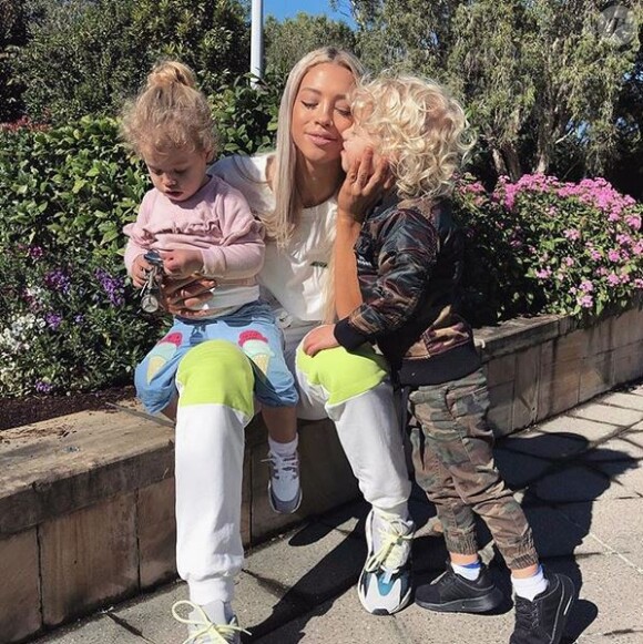 Tammy Hembrow et ses 2 enfants. Juillet 2018.