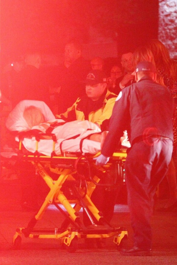 L'instagrammeuse australienne Tammy Hembrow quitte la soirée d'anniversaire de Kylie Jenner au Delillah, sur un brancard escortée par des ambulanciers. West Hollywood, 10 août 2018.