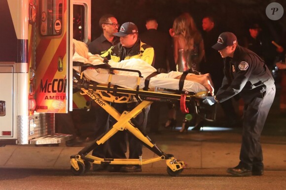 L'instagrammeuse australienne Tammy Hembrow quitte la soirée d'anniversaire de Kylie Jenner au Delillah, sur un brancard escortée par des ambulanciers. West Hollywood, 10 août 2018.
