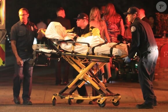 L'instagrammeuse australienne Tammy Hembrow quitte la soirée d'anniversaire de Kylie Jenner au Delillah, sur un brancard escortée par des ambulanciers. West Hollywood, 10 août 2018.