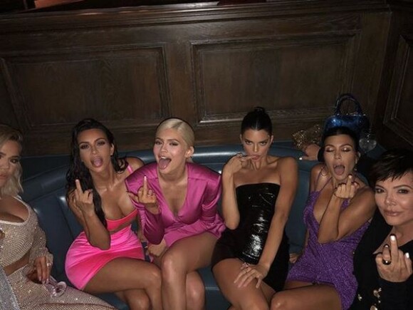 Khloé, Kim Kardashian, Kylie, Kendall Jenner, Kourtney Kardashian et leur mère Kris Jenner fêtent les 21 ans de Kylie au Craig's. Los Angeles, le 9 août 2018.