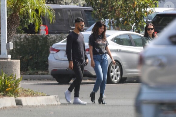Exclusif - Selena Gomez se promène avec des amis à Santa Monica, le 29 juillet 2018.