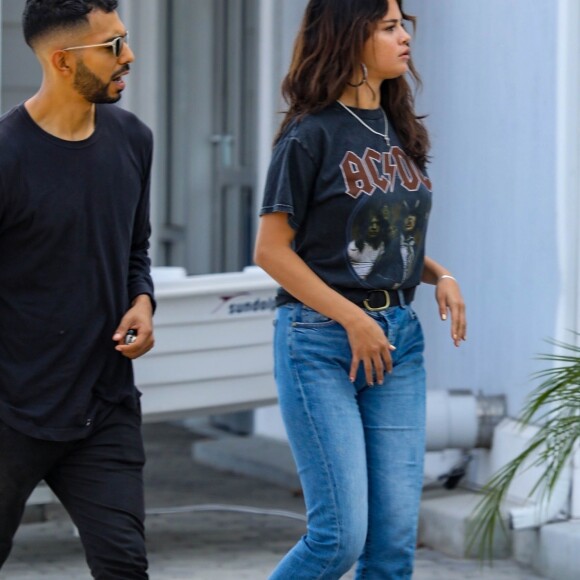 Exclusif - Selena Gomez se promène avec des amis à Santa Monica, le 29 juillet 2018.