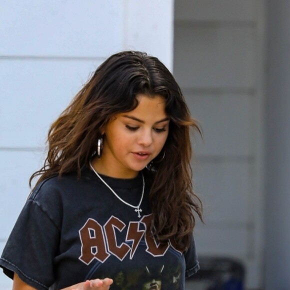 Exclusif - Selena Gomez se promène avec des amis à Santa Monica, le 29 juillet 2018.