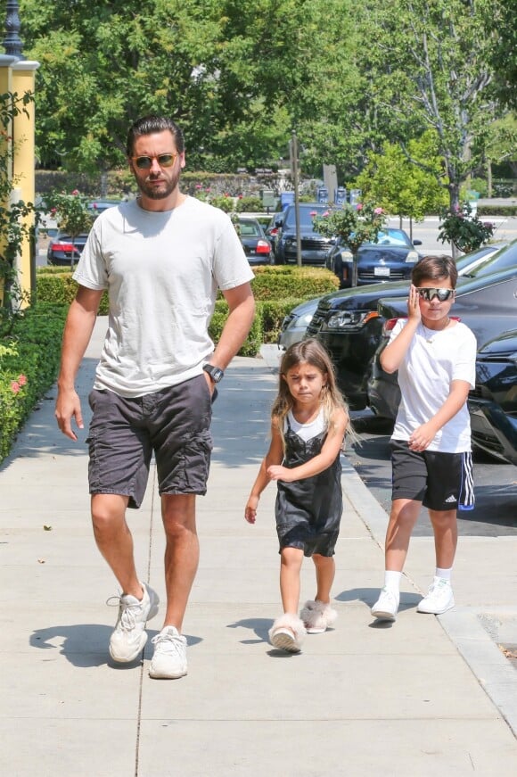 Scott Disick est allé prendre le petit-déjeuner avec ses enfants Mason, Penelope et Reign au Marmalade Cafe à Calabasas, le 11 août 2018