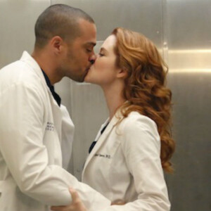 Jesse Williams (Jackson Avery) et Sarah Drew (April Kepner) dans "Grey's Anatomy" (TF1-ABC).