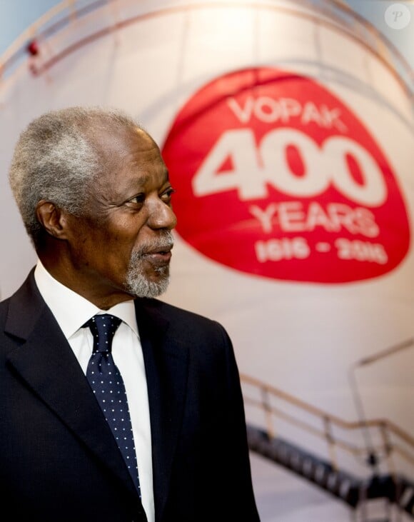 Le roi Willem Alexander des Pays-Bas rencontre Kofi Annan au 40ème anniversaire du groupe Vopak à Rotterdam le 5 octobre 2016.