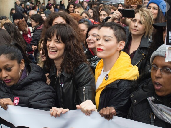 Asia Argento et Rose McGowan lors de la marche "Women's WeToo WeToogether" pour la journée internationale des droits des femmes à Rome. Le 8 mars 2018