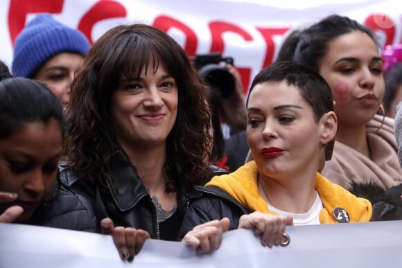 Asia Argento et Rose McGowan lors de la marche "Women's WeToo WeToogether" pour la journée internationale des droits des femmes à Rome. Le 8 mars 2018