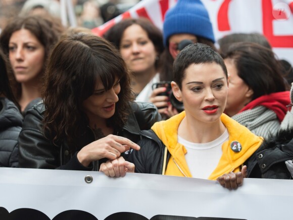Asia Argento et Rose McGowan lors de la marche "Women's WeToo WeToogether" pour la journée internationale des droits des femmes à Rome. Le 8 mars 2018