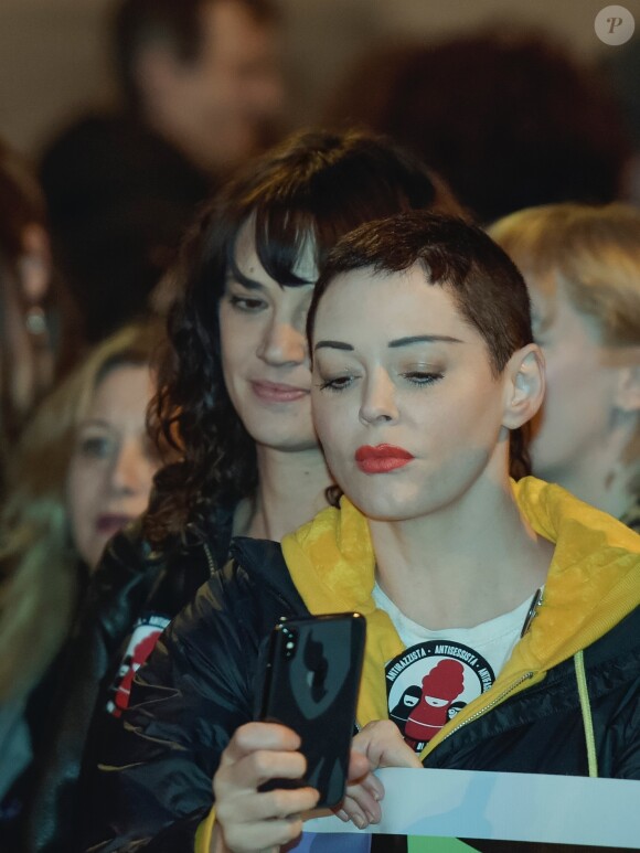 Asia Argento et Rose McGowan lors de la marche "Women's WeToo WeToogether" pour la journée internationale des droits des femmes à Rome. Le 8 mars 2018