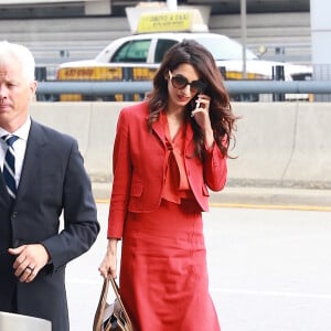 Amal Clooney est à New York pour l'Assemblée nationale des Nations Unies. Elle porte un sac Michael Kors et des talons Manolo Blahnik, le 21 septembre 2017.