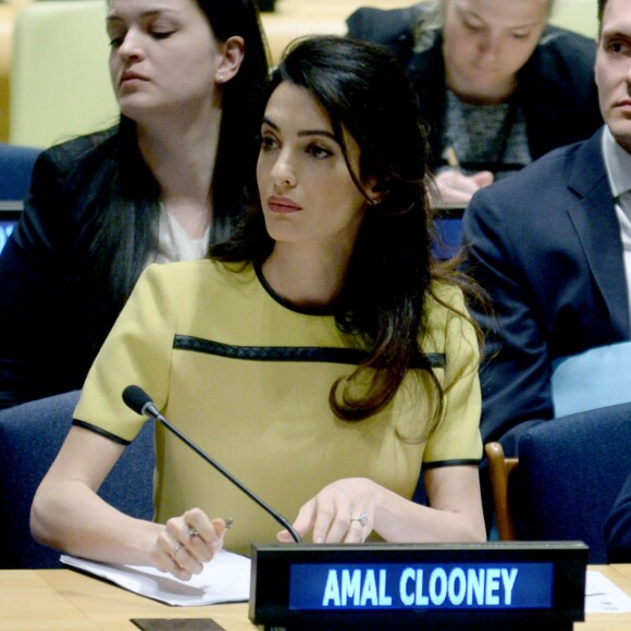 Amal Alamuddin Clonney, enceinte, demande au gouvernement Irakien et aux pays de l'ONU de sévir contre Daesh lors d'un discours à l'ONU à New York le 9 mars 2017.