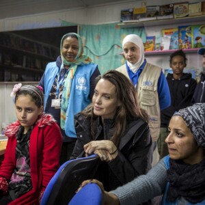 L'ambassadrice de bonne volonté du Haut commissariat de l'ONU pour les réfugiés (HCR) Angelina Jolie visite le camp de réfugiés syriens de Zaatari en Jordanie le 28 janvier 2018. Angelina était accompagnée de ses filles Shiloh et Zahara.