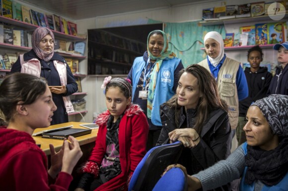 L'ambassadrice de bonne volonté du Haut commissariat de l'ONU pour les réfugiés (HCR) Angelina Jolie visite le camp de réfugiés syriens de Zaatari en Jordanie le 28 janvier 2018. Angelina était accompagnée de ses filles Shiloh et Zahara.
