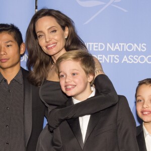 Shiloh, Pax, Vivienne et Zahara - Angelina Jolie a reçu le prix "UNCA (United Nations Correspondents Association) Global Citizen of the Year Award 2017" à l'ONU, New York le 15 decembre 2017.