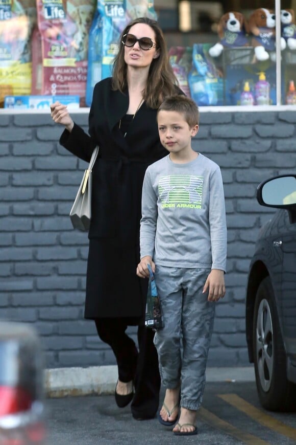 Angelina Jolie, Knox Jolie-Pitt - Exclusif - A. Jolie fait du shopping avec ses enfants à Los Feliz, le 15 août 2018