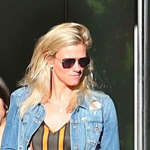 Exclusif - Lindsay Shookus arrive au W Hotel au volant de la Bentley de son compagnon B. Affleck à Los Angeles. Lindsay a retrouvé une amie pour boire un verre et la veille elle dinait avec Ben ainsi que ses parents et beaux-parents, il semblerait que leur relation devienne sérieuse! Le 25 juin 2018