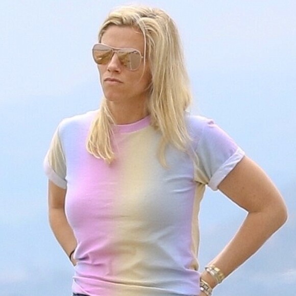 Exclusif - La compagne de Ben affleck, Lindsay Shookus se promène avec sa mère Christine et son père Robert à Santa Monica alors que sa fille de 4 ans joue sur la plage le 22 juin 2018.