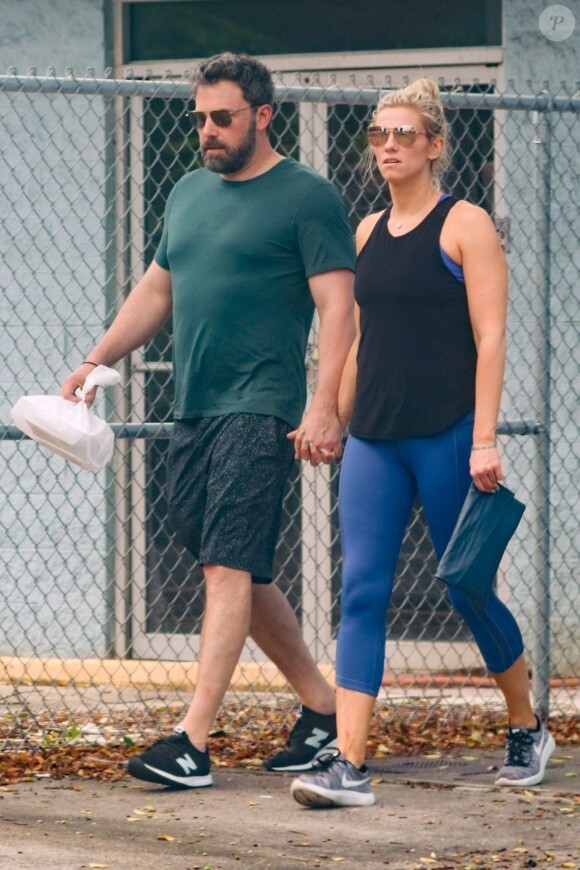 Exclusif - Lindsay Shookus a rejoint et son compagnon Ben Affleck se promènent à Hawaii à l'occasion du tournage du dernier film de Ben pour Netflix le 26 mars 2018.