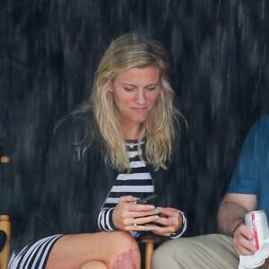 Exclusif - Ben Affleck prend une pause avec sa compagne Lindsay Shookus sur le tournage de son nouveau film à Honolulu le 22 mars 2018.