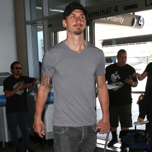 Zlatan Ibrahimovic arrive à l'aéroport de LAX à Los Angeles pour prendre l'avion, le 10 mai 2018.