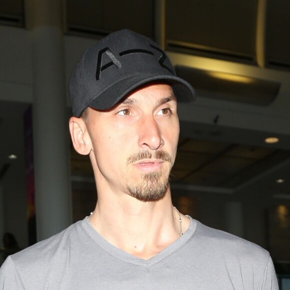 Zlatan Ibrahimovic arrive à l'aéroport de LAX à Los Angeles pour prendre l'avion, le 10 mai 2018.