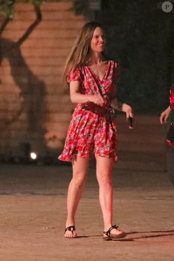 Exclusif - Hilary Swank et son compagnon Philip Schneider quittent le restaurant Soho House après un dîner avec la mère de Hilary Judy Swank à Malibu le 12 juillet 2018