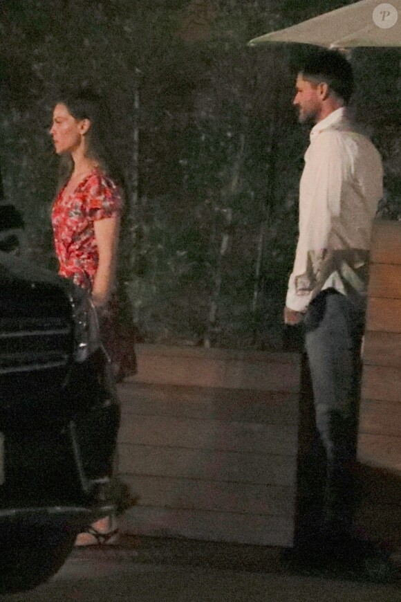 Exclusif - Hilary Swank et son compagnon Philip Schneider quittent le restaurant Soho House après un dîner avec la mère de Hilary Judy Swank à Malibu le 12 juillet 2018