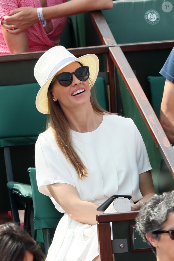 Hilary Swank et son compagnon Philip Schneider dans les tribunes des Internationaux de France de Tennis de Roland Garros à Paris. Le 9 juin 2018 © Cyril Moreau / Bestimage