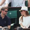 Hilary Swank et son compagnon Philip Schneider dans les tribunes des Internationaux de France de Tennis de Roland Garros à Paris. Le 9 juin 2018 © Cyril Moreau / Bestimage