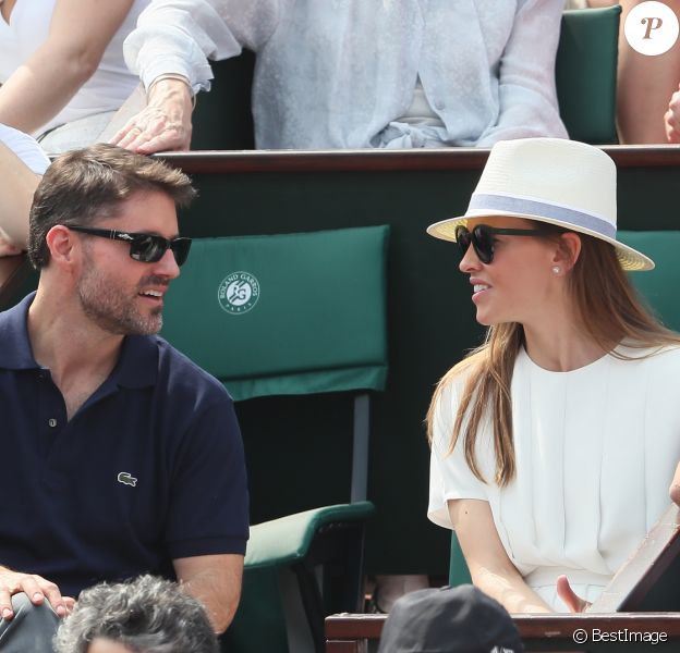 Hilary Swank et son compagnon Philip Schneider dans les tribunes des Internationaux de France de Tennis de Roland Garros à Paris. Le 9 juin 2018 © Cyril Moreau / Bestimage