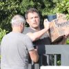 Exclusif - Ben Affleck se fait livrer de l'alcool et de la nourriture à son domicile de Brentwood, le 20 août 2018