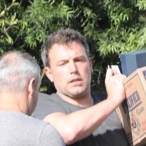 Exclusif - Ben Affleck se fait livrer de l'alcool et de la nourriture à son domicile de Brentwood, le 20 août 2018