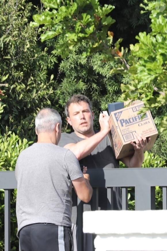 Exclusif - Ben Affleck se fait livrer de l'alcool et de la nourriture à son domicile de Brentwood, le 20 août 2018