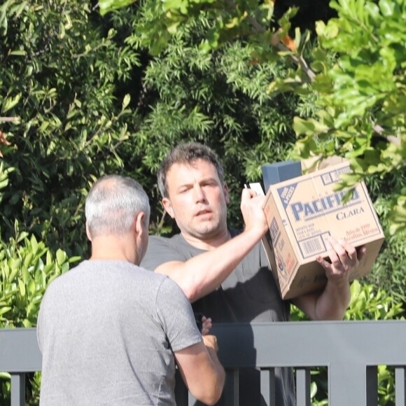 Exclusif - Ben Affleck se fait livrer de l'alcool et de la nourriture à son domicile de Brentwood, le 20 août 2018